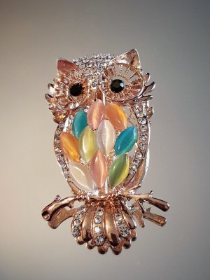 Кристална разноцветна сова брошка 5 на 2,5 см с бели кристали и златно покритие - B1165