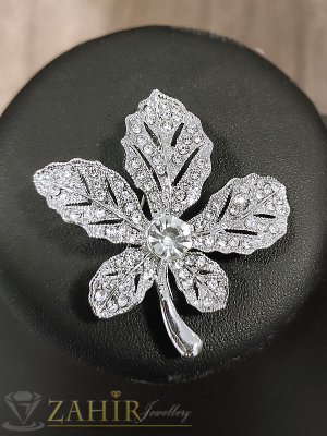 Красивa кристална брошка с бели камъни и сребриста основа, размер 5 на 4 см, изящна изработка - B1291