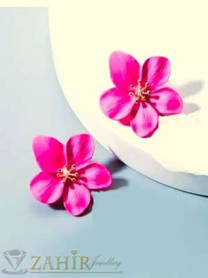 Модни метални матови обеци цветя в цвят циклама (фуксия) с позлатени тичинки, размери 3 на 3 см, закопчаване на винт - C1036