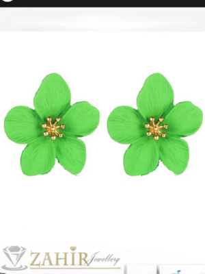 Модни метални матови обеци цветя в електриково зелен цвят с позлатени тичинки, размери 3 на 3 см, закопчаване на винт - C1049