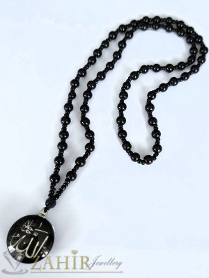 Черен медальон 3 см с надпис Аллах на колие с дължина 65 см., изработено от 0,6 см черни топчета ахат- MK1464