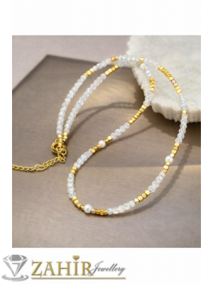 Стилно ръчно изработено колие от малки 3 мм естествен лунен камък опалит фасетиран и кубичен хематит,  малки бели перли, стоманени детайли и накрайници - KA1144