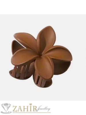 Хит модел щипка хавайско цвете в светлокафяв цвят, с размери 7 на 7 см, материал матов силикон - ST1238