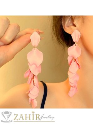 Нежно розови акрилни листенца супер леки на висящи обеци, с размери 12 см на 2 см, закопчаване на щифт - C1320