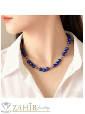 Елегантно ръчно изработено колие от кръгли 8 мм естествени камъни син лазурит  и карнеол 3 мм, стоманени мъниста и накрайници, 2 размера - KA1152