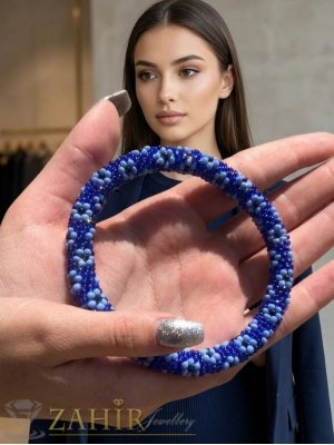 Нежна изплетена гривна с малки цветя от оригинални чешки светло и тъмно сини стъклени мъниста - N1001