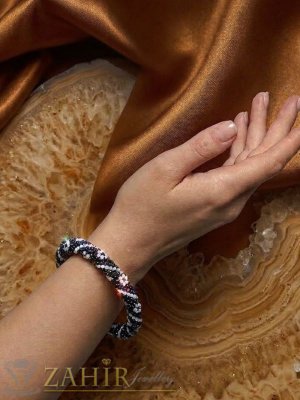 Нежна изплетена гривна с малки цветя от оригинални чешки черни и бели стъклени мъниста - N1003