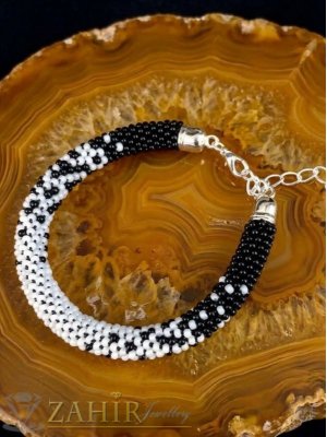 Нежна плетена гривна от оригинални чешки черни и бели ситни стъклени мъниста със закопчалка и удължител - N1006