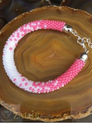 Нежна плетена гривна от оригинални чешки перлено бели и розови ситни стъклени мъниста със закопчалка и удължител - N1007