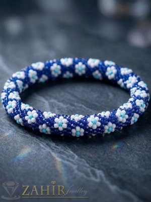 Нежна изплетена гривна с малки бели цветя от оригинални чешки бели, светло и тъмно сини стъклени мъниста - N1011