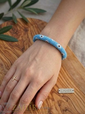 Нежна хендмейд гривна с малки бели цветя от оригинални чешки бели и сини стъклени мъниста - N1017