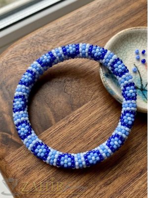 Нежна изплетена гривна с  цветя от оригинални чешки бели, светло и тъмно сини стъклени мъниста Preciosa Ornela- N1020