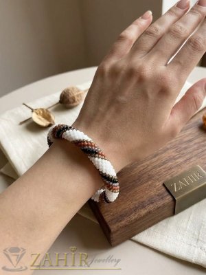 Елегантна ръчно изработена гривна от ситни мъниста с фин спираловиден десен. Комбинацията от бяло, черно, златисто и топли земни нюанси  - N1022