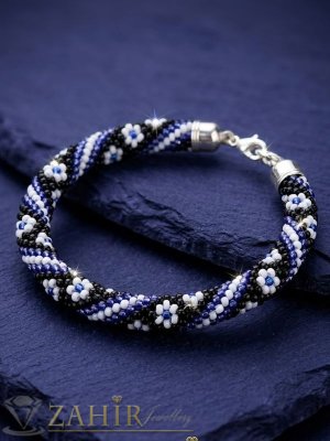 Гривна с бели цветчета от оригинални чешки стъклени мъниста Preciosa Ornela плетени на една кука - N1034