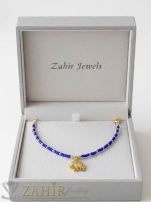  Елегантно ръчно изработено колие тип чокър с висулка позлатено стоманено слонче 2 см, със стъклени мъниста златисти и в цвят електриково синьо , дълго 40 см - N1628